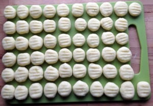 Die Hälfte der Gnocchi vor dem Kochen