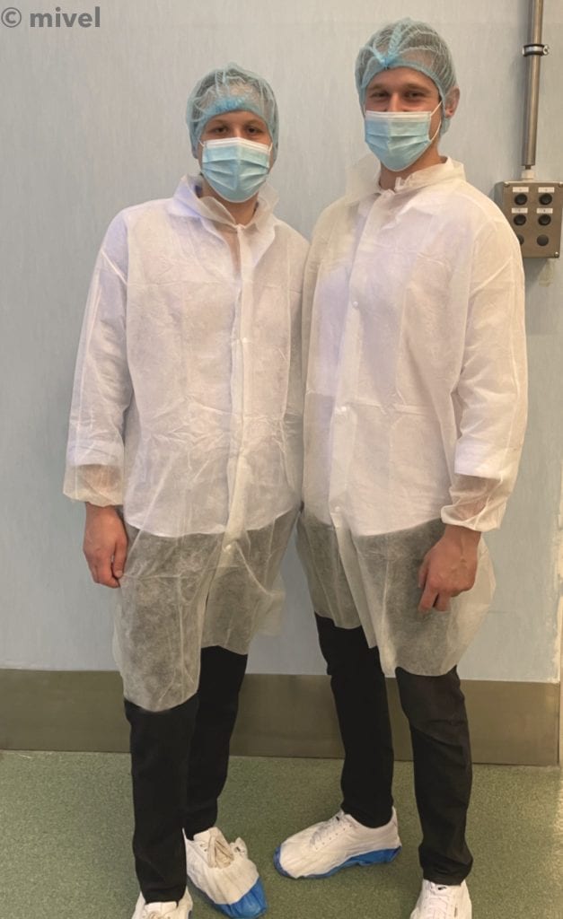 Die beiden Gründer von mivel in der Fabrik