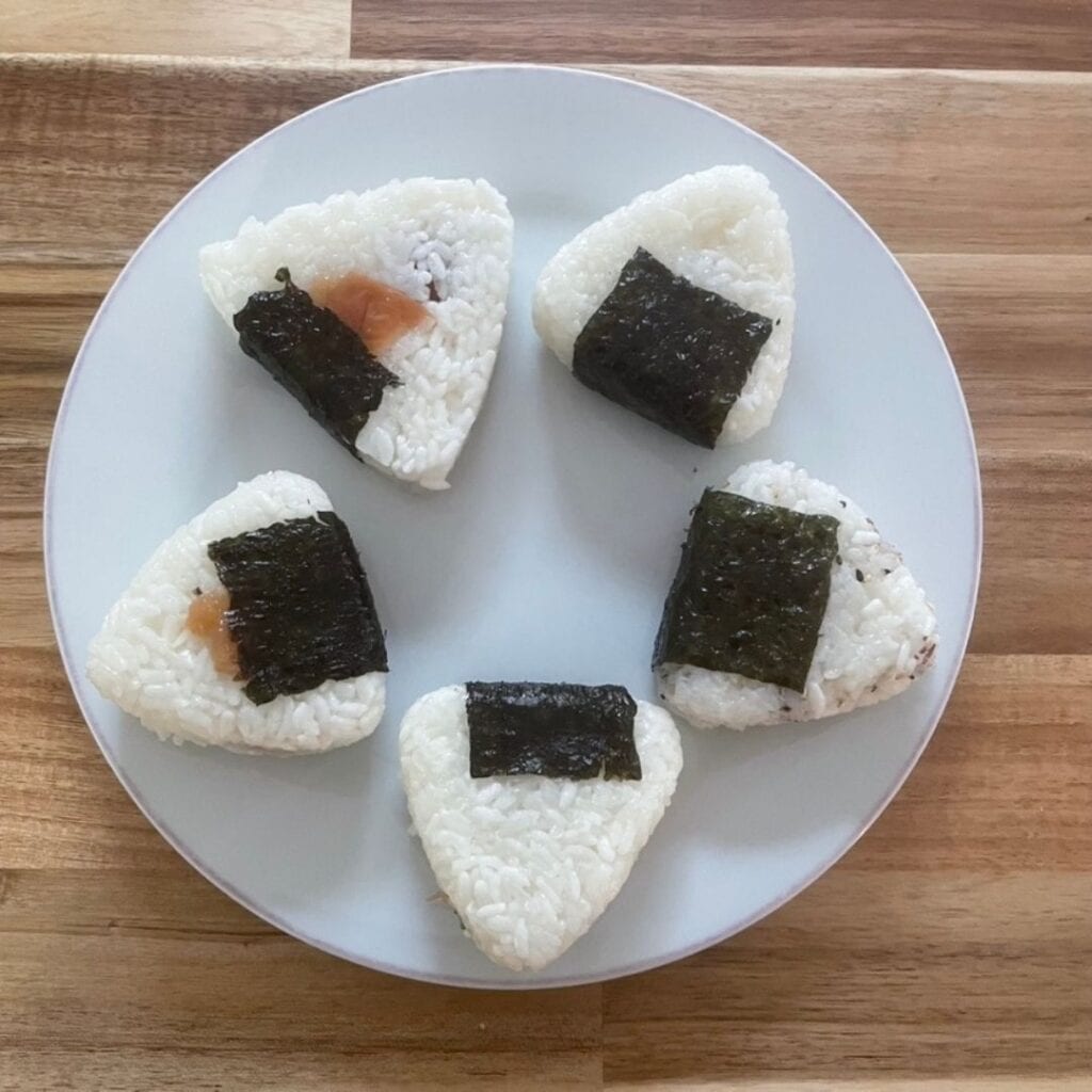 Selbstgemachte Onigiri auf einem Teller