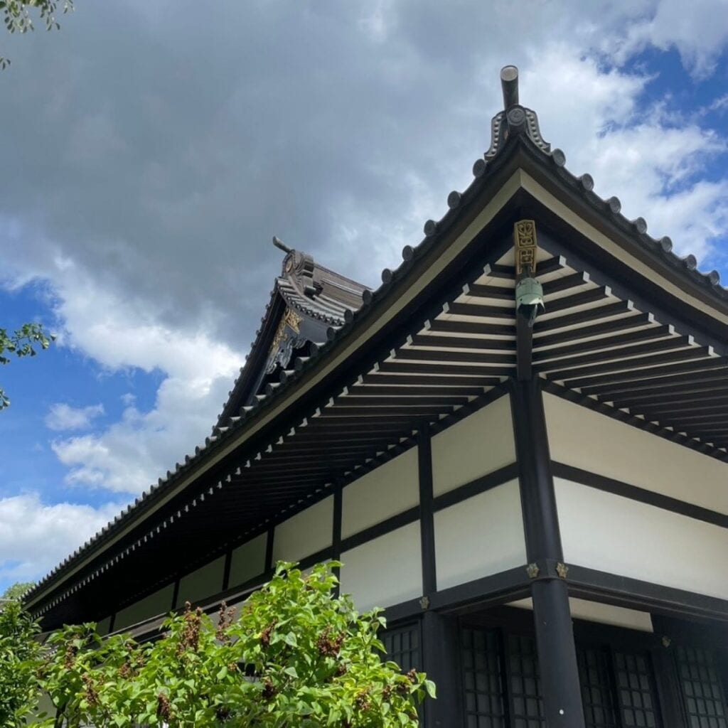 Dachgiebel des japanischen Tempels in Düsseldorf