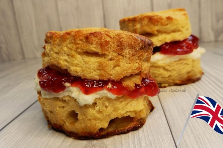 Da ich ein großer Großbritannien-Fan bin, musste es zur heutigen „Trooping the Colour“-Parade natürlich Scones geben. Und sie glutenfrei und laktosefrei hinzubekommen, ist kein großes Problem! Schwieriger wird es allerdings bei der Clotted Cream, einem dicken Rahm, der aus Rohmilch hergestellt wird und hier in Deutschland fast nicht mehr zu bekommen ist - Brexit sei Dank. Sahne ist jedoch ein guter Ersatz! Die Diskussion, ob Scones zuerst mit Sahne oder mit Marmelade bestrichen werden, konnte übrigens immer noch nicht geklärt werden. Glutenfreie und laktosefreie Scones