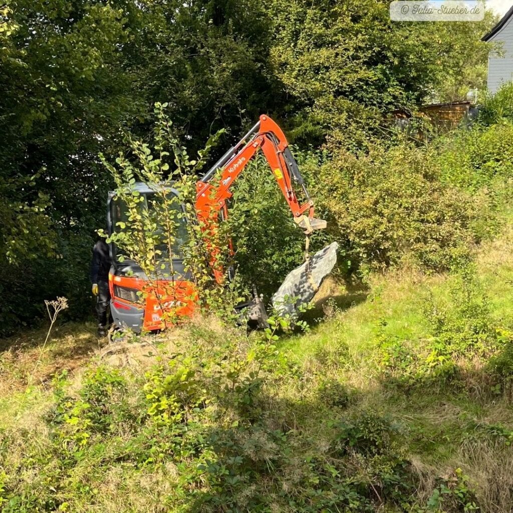Der Bagger im Garten