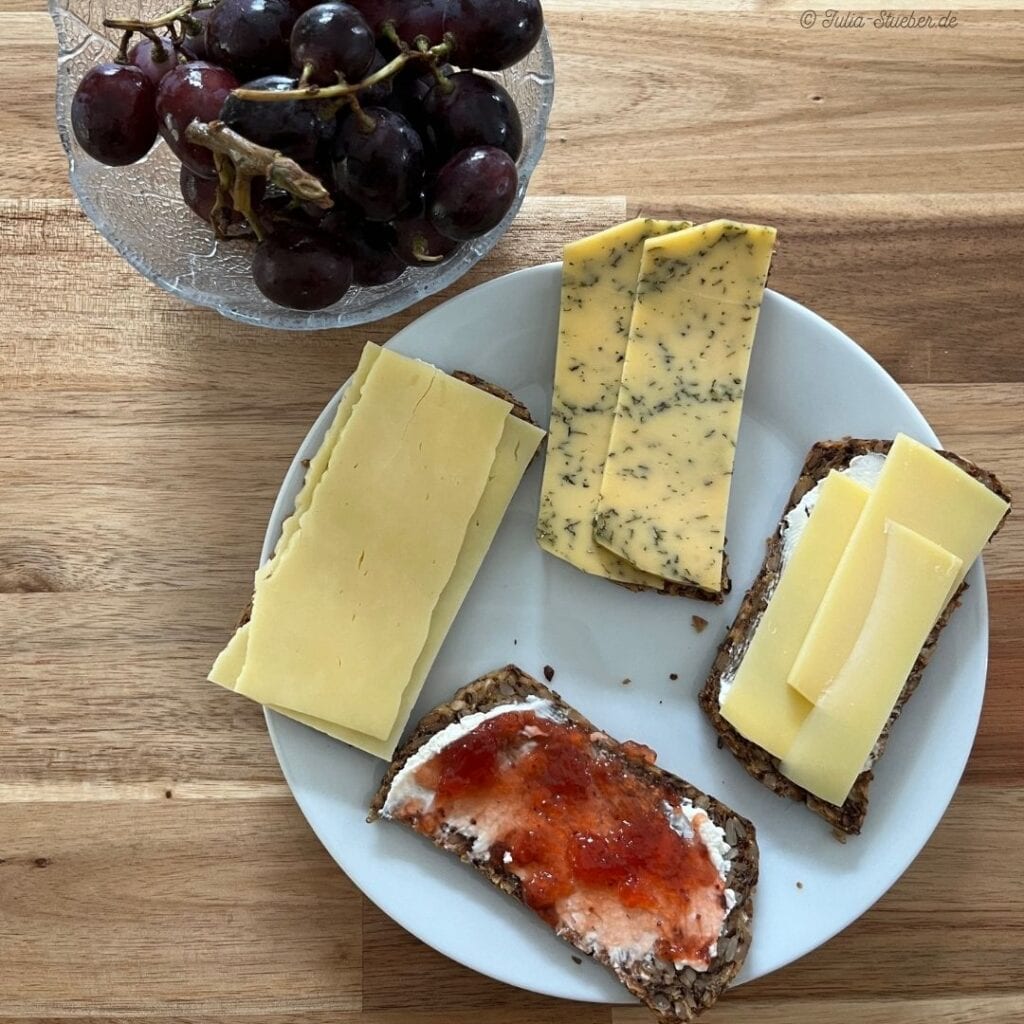 Mittagessen: glutenfreies Bort, laktosefreier Käse, Weintrauben