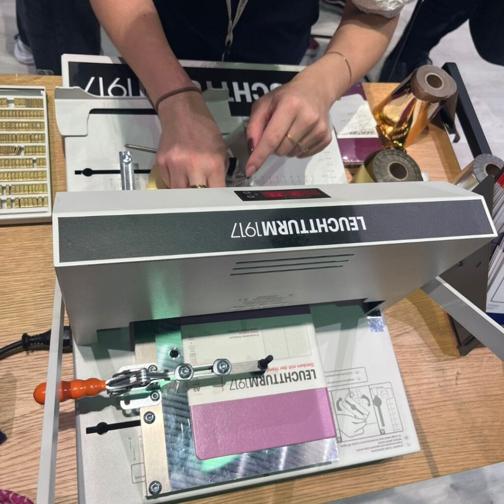 Mein Bullet Journal wird am Stand von Leuchtturm personalisiert