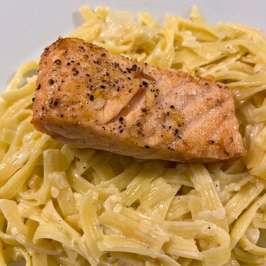 Lachs mit glutenfreien Tagliatelle und laktosefreier Sahnesoße