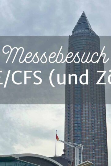 Der Frankfurter Messeturm vor grauen Wolken