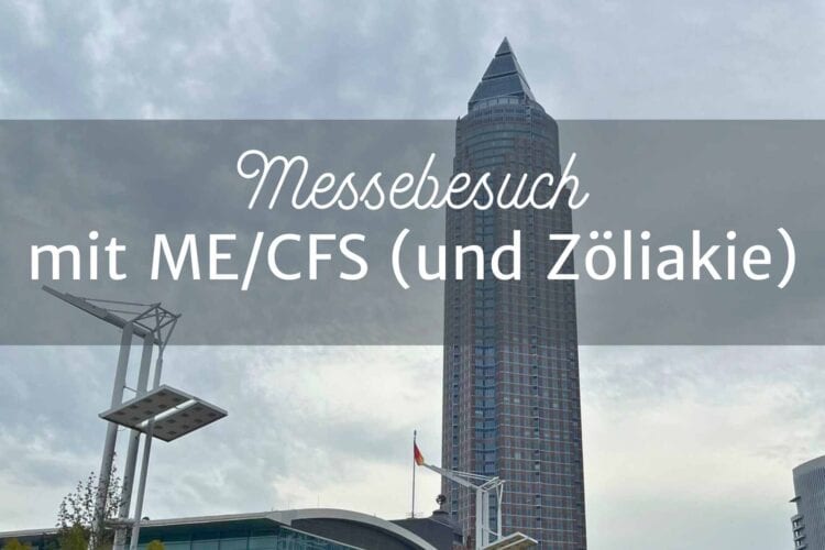 Der Frankfurter Messeturm vor grauen Wolken