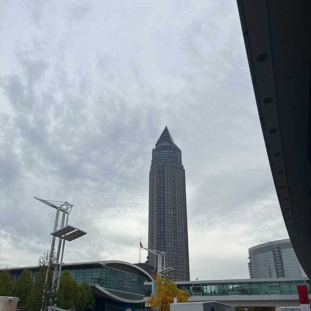 Graues Wetter bei der sonst bunten Frankfurter Buchmesse