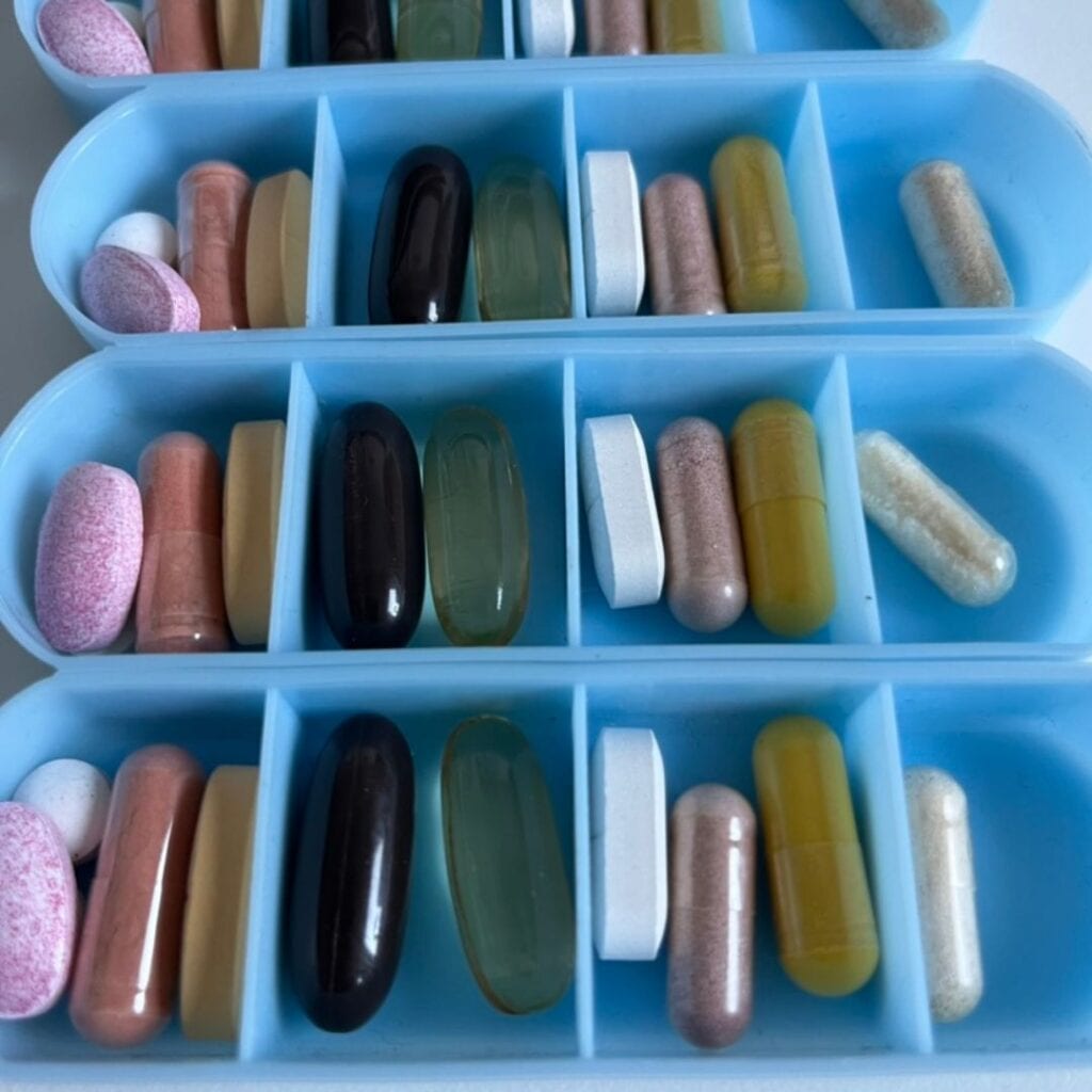 Nahrungsergänzungsmittel in Pillendosen 