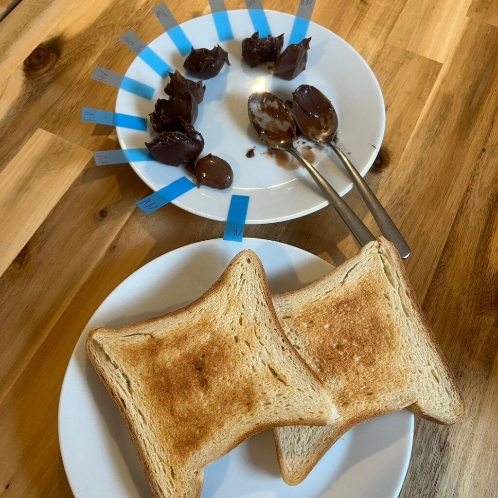 Der Versuchsaufbau des Teenagers mit glutenfreiem Toastbrot