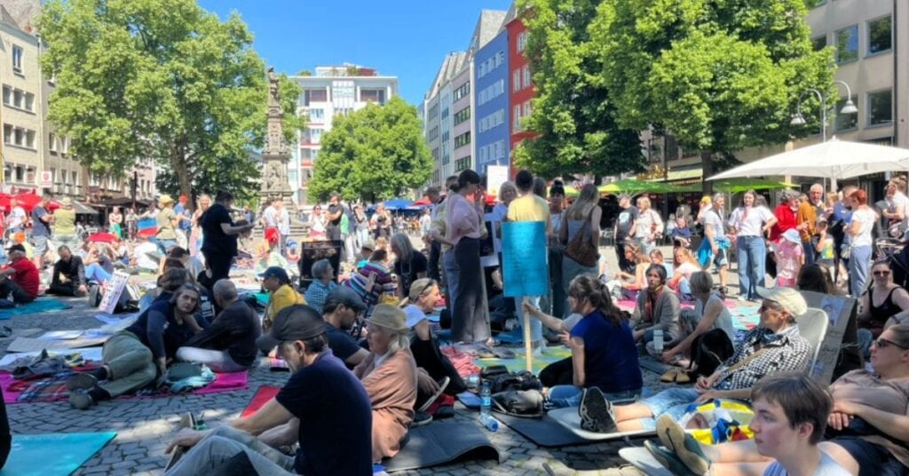 Liegenddemo in Köln