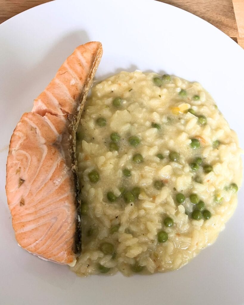 Risotto mit einem großen Stück Lachs