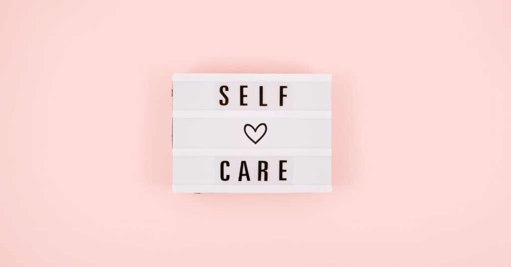 Ein Leuchtschild mit der Aufschrift Self Care und einem Herz