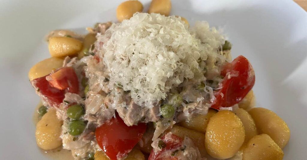 glutenfreie Gnocchi in einer Milch-Thunfisch-Sauce 