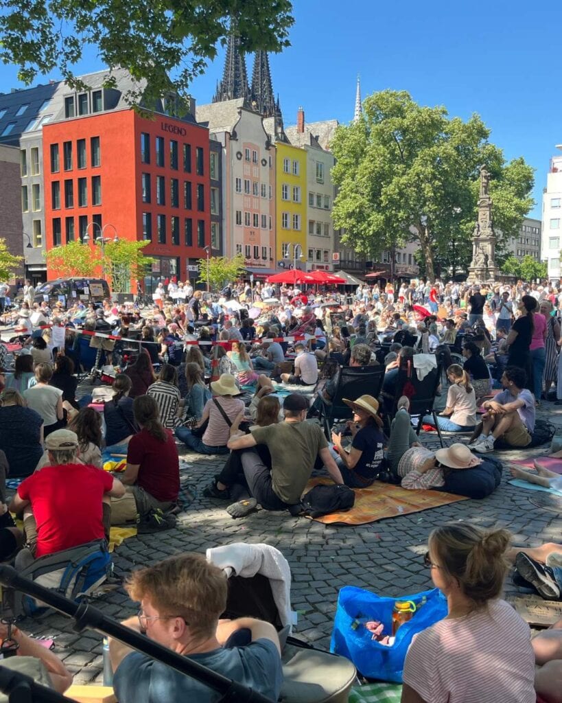Viele Teilnehmer bei der Liegenddemo