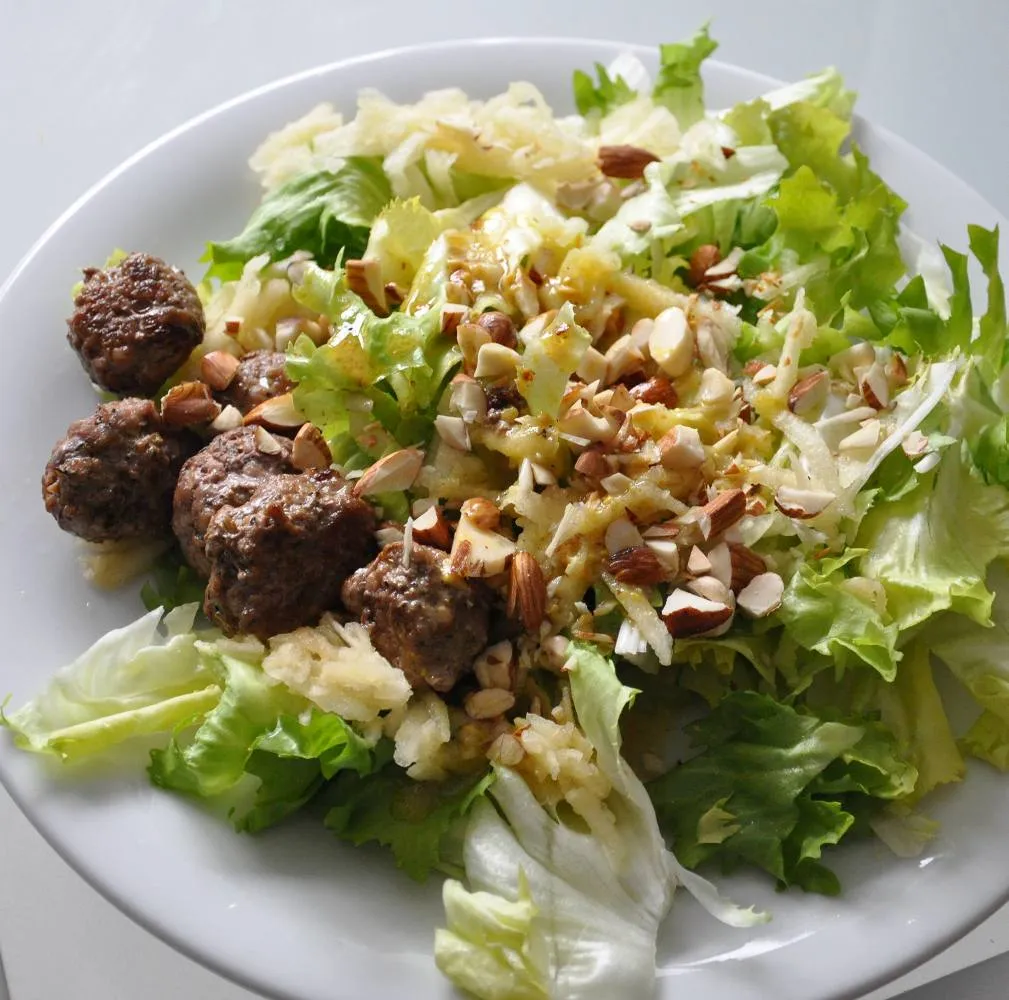Low Carb Wintersalatteller mit Hackbällchen und Nuss-Dressing