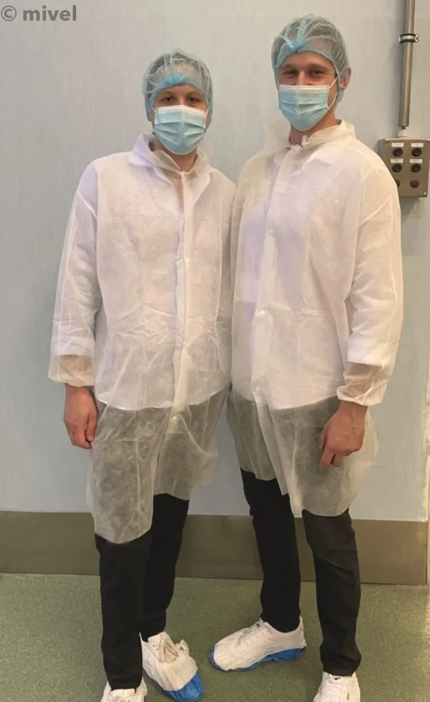 Die beiden Gründer von mivel in der Fabrik