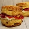 Da ich ein großer Großbritannien-Fan bin, musste es zur heutigen „Trooping the Colour“-Parade natürlich Scones geben. Und sie glutenfrei und laktosefrei hinzubekommen, ist kein großes Problem! Schwieriger wird es allerdings bei der Clotted Cream, einem dicken Rahm, der aus Rohmilch hergestellt wird und hier in Deutschland fast nicht mehr zu bekommen ist - Brexit sei Dank. Sahne ist jedoch ein guter Ersatz! Die Diskussion, ob Scones zuerst mit Sahne oder mit Marmelade bestrichen werden, konnte übrigens immer noch nicht geklärt werden. Glutenfreie und laktosefreie Scones