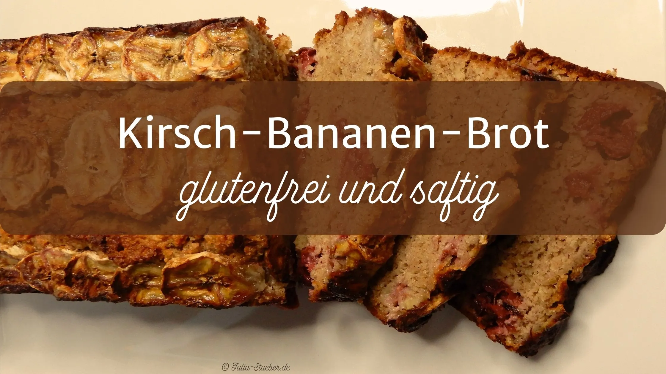 Ein aufgeschnittenes Kirsch-Bananan-Brot