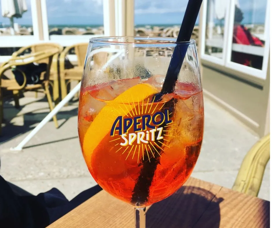 Aperol Spritz am niederländischen Strand