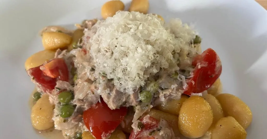 glutenfreie Gnocchi in einer Milch-Thunfisch-Sauce 
