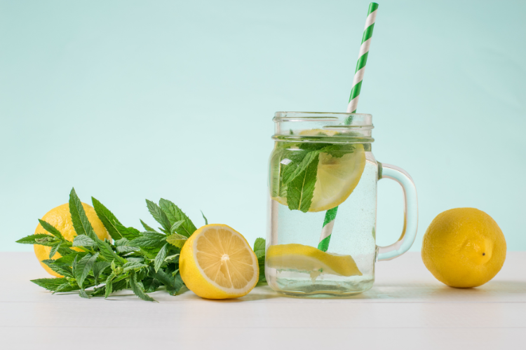 Wasser mit Zitrone und Pfefferminz
